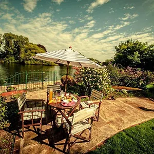 Cozy Double Bedroom In Stunning On River Thames - Near Thorpe Park/royal Holloway University/20mins From Heathrow Homestay